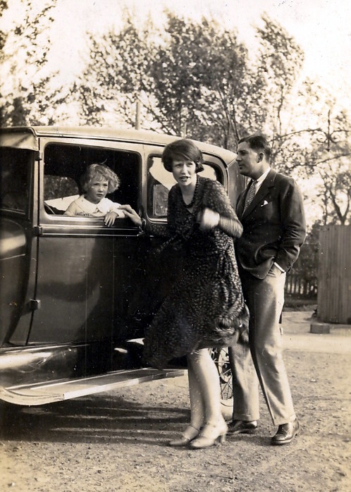 1933：Second and third generation：grandparents Catherine and Guy with mother Anne （in car ）