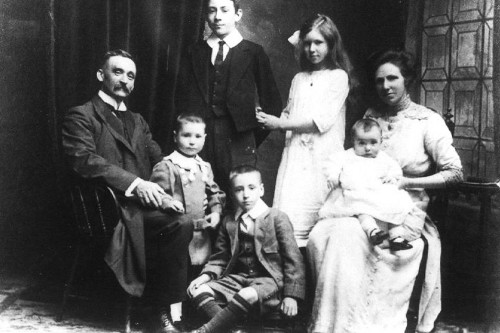 1913: The first and second generation in China – Dr David Dixon Muir and family